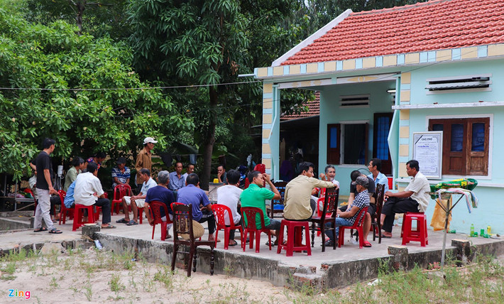 Trao đổi với Zing.vn sáng 15/6, đại tá Nguyễn Đức Dũng, Phó giám đốc Công an tỉnh Quảng Nam, cho hay cơ quan điều tra đang mời 2 người liên quan vụ việc lên làm việc. Đại tá Dũng cho thông tin thêm có khả năng, vụ việc xảy ra tại nhà ông Văn chỉ từ mâu thuẫn nhỏ với hàng xóm.