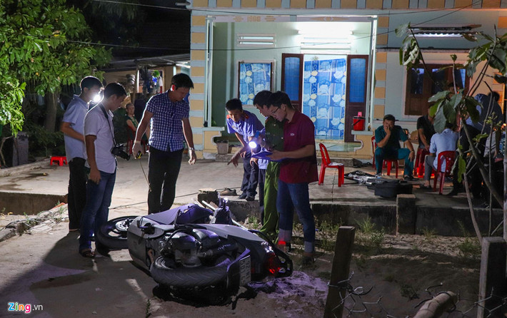 Khuya 14/6, Công an Quảng Nam phối hợp cùng lực lượng chức năng khám nghiệm hiện trường 3 cha con bị truy sát ở Quảng Nam, khám nghiệm tử thi vụ việc ông Phạm Hồng Văn (56 tuổi, trú thôn Xuân Quý, xã Tam Thăng, TP Tam Kỳ, Quảng Nam) và 2 con trai Phạm Hồng Cấp, Phạm Hồng Phát bị truy sát. Vụ việc khiến ông Văn tử vong, 2 người con bị thương nặng.