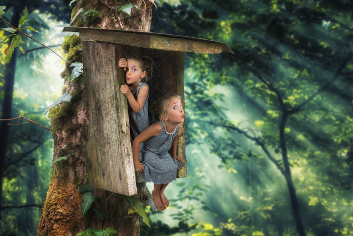 Những cô con gái là mẫu ảnh chính trong những bức ảnh ấn tượng của John Wilhelm.