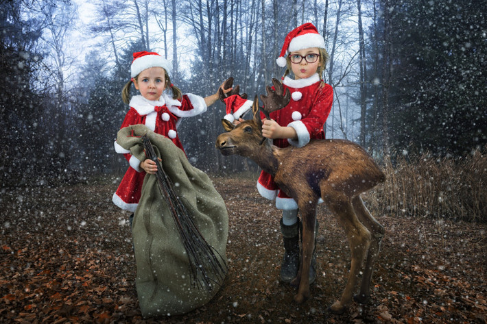 Thế giới trong những bức ảnh của John Wilhelm có nét siêu thực nhưng cũng vô cùng sinh động, thực tế.