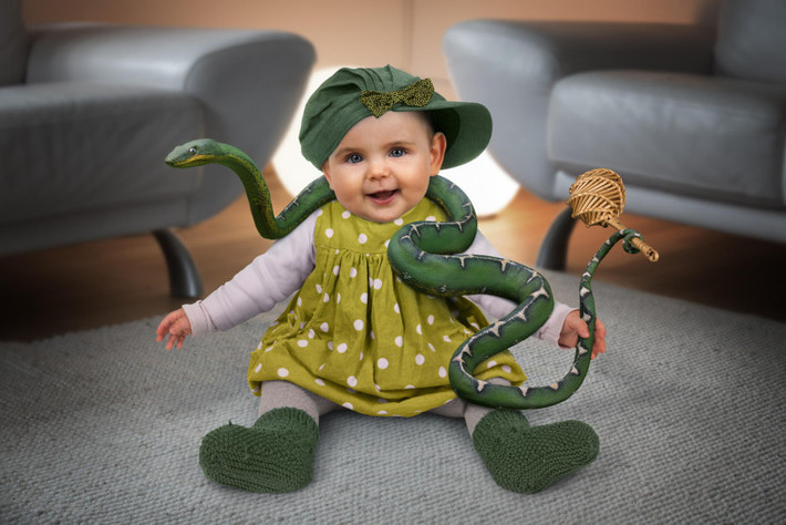 Mỗi bức ảnh là một ý tưởng khác nhau, John Wilhelm thường xuyên chụp ảnh ba cô con gái của mình với đủ mọi loại tư thế và sau đó sử dụng phần mềm photoshop để cắt ghép chỉnh sửa những bức ảnh.