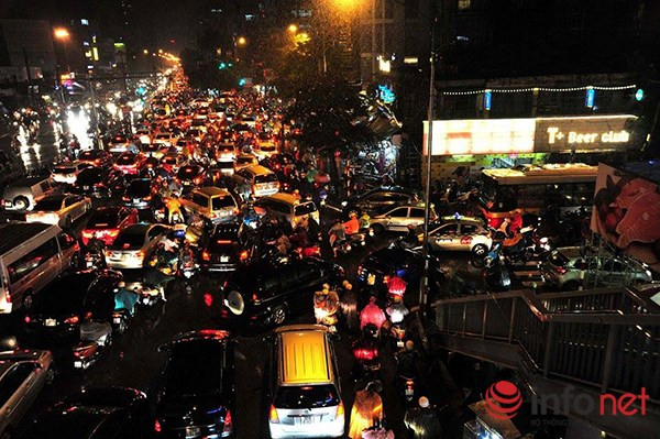 Việc này khiến việc di chuyển của các phương tiện gặp khó khăn rất nhiều, đặc biệt vào giờ cao điểm chiều nay.