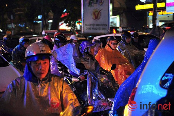 Nguyên nhân chính là vào giờ cao điểm chiều nay, khu vực Hà Nội vẫn có mưa rét kéo dài...