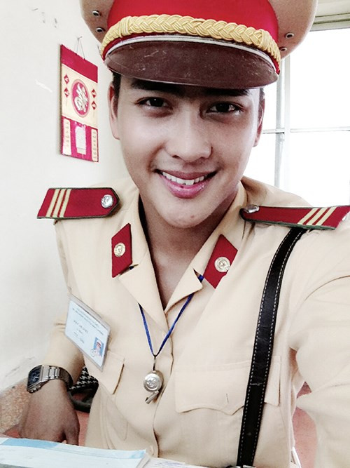 Nam cũng là 'con nhà nòi' khi có bố và chị gái đều làm trong ngành công an. Những bức ảnh của Nam được cư dân mạng, đặc biệt là các cô gái truyền tay nhau với tâm trạng cực hào hứng và thích thú.