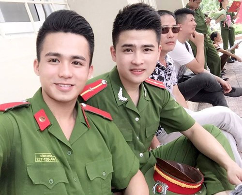 Ngoại hình đẹp, gương mặt sáng cùng nụ cười duyên, Trần Hoàng Nhật là một trong những hot boy cảnh sát được yêu mến và tìm kiếm không thua gì Trần Trung Hiếu.