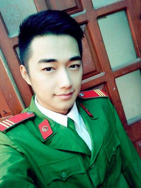 Điểm ấn tượng của Huỳnh Minh Quang hút hồn người đối diện chính là khuôn mặt nam tính với đôi mắt hí đặc trưng siêu dễ thương.