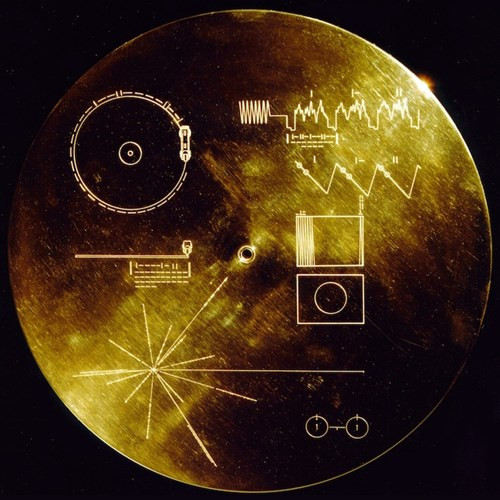 Năm 1977, Cơ quan Hàng không Vũ trụ Mỹ (NASA) phóng hai tàu thăm dò Voyager 1 và Voyager 2 vào vũ trụ với mong muốn tìm hiểu thêm về sao Mộc và sao Thổ. Hai vệ tinh đã hoàn thành nhiệm vụ mặc dù mang theo trang thiết bị thông tin liên lạc khá thô sơ so với tiêu chuẩn hiện đại, hơn thế, Voyager 2 còn đi xa hơn để thu thập thông tin từ sao Thiên Vương và sao Hải Vương. Hiện nay hai tàu thăm dò đã bay ra khỏi hệ Mặt Trời, đi vào vùng liên sao, và Voyager 1 đang là vật thể nhân tạo ở cách xa Trái Đất nhất. Biết rằng hai tàu thăm dò sẽ tiếp tục du hành trong vũ trụ sau khi nhiệm vụ kết thúc, các nhà khoa học đã quyết định đặt vào mỗi tàu một bức thông điệp từ Trái Đất đề phòng trường hợp chúng được tìm thấy bởi người ngoài hành tinh. Vỏ của đĩa vàng khắc hình minh hoạ cách sử dụng đĩa.