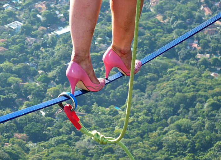 Được biết màn trình diễn đặc sắc này của Dickey là để tham dự lễ hội High girls Brazil festival.