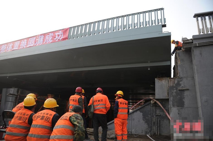 Sau đó, các dầm thép được đưa vào vị trí định sẵn một cách cẩn trọng nhờ các hệ thống ròng rọc nặng 2.000 tấn.