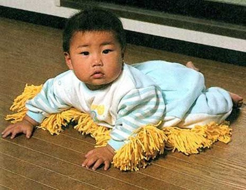 Chiếc giẻ lau nhà này giống hệt các chiếc giẻ lau khác nhưng độc đáo ở chỗ bạn không hề phải nhọc công sử dụng nó. Hãy gắn nó vào con mèo của bạn và chiếc "chổi mèo" này sẽ làm sạch mọi ngóc ngách trong căn nhà. Nếu nhà có trẻ con đang tuổi bò, hãy cho bé mặc bộ giẻ này, chẳng phải tiện đôi đường sao. Để chúng thoải mái bò trên sàn nhà, trong khi bụi bẩn sẽ không còn.
