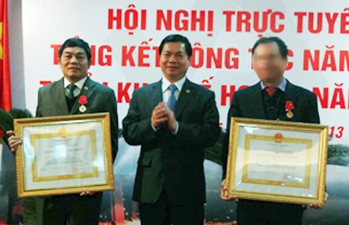 Bị cáo Mai Văn Tinh (ảnh trái) - nguyên Chủ tịch HĐQT Tổng công ty Thép Việt Nam – VNS bị xét xử về tội "vi phạm quy định về quản lý, sử dụng tài sản nhà nước gây thất thoát, lãng phí". Ông Tinh bị cáo buộc có các hành vi sai phạm khiến TISCO không kiểm soát được chi phí đầu tư vào dự án, không ràng buộc trách nhiệm của nhà thầu về tiến độ, giá trị hợp đồng, làm dự án phải dừng thi công gây thất thoát trên 830 tỷ đồng.