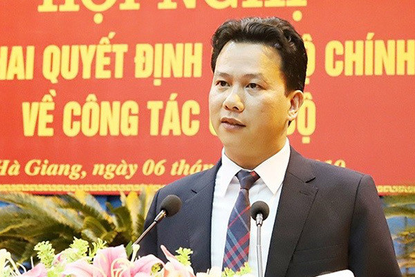 Trước đó, năm 2016, ông Khánh được bầu làm Chủ tịch UBND tỉnh Hà Tĩnh khi mới 40 tuổi và được ghi nhận là Chủ tịch tỉnh trẻ nhất cả nước. Ông Khánh có trình độ Tiến sĩ chuyên ngành Quản lý đô thị và công trình, Kỹ sư xây dựng dân dụng và công nghiệp.