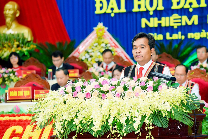 Bí thư Tỉnh ủy Gia Lai khoá XVI Hồ Văn Niên sinh năm 1975, người dân tộc Ba Na; quê quán: xã Yang Bắc, huyện Đak Pơ, tỉnh Gia Lai. Ông có trình độ cử nhân Chính trị, cử nhân Luật.