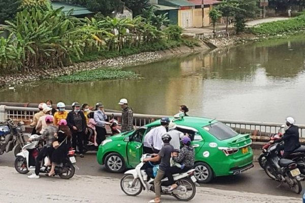 Tài xế taxi lao xuống sông cứu sống cô gái nhảy cầu tự tử. Khoảng 11h ngày 20/3, anh Lê Huy Sinh – tài xế taxi Mai Linh Thanh Hóa chở khách từ TP Thanh Hóa về TP Sầm Sơn và phát hiện một cô gái trẻ định tự tử tại cầu phường Đông Hải (TP Thanh Hóa). Khi cô gái nhảy xuống, nam tài xế liền lao xuống dòng sông Thống Nhất cứu và đưa cô gái lên bờ an toàn. Ảnh: Công lý.