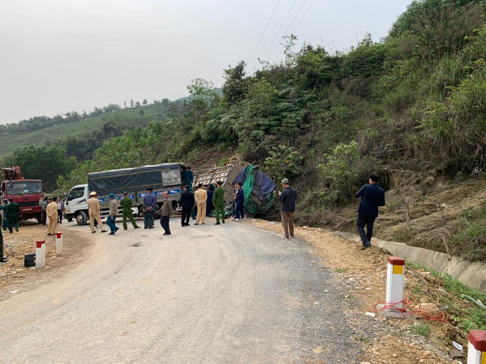 Hiện trường vụ tai nạn tai dốc Bả Vai hướng từ xã Trí Nang về thị trấn Lang Chánh tại vị trí khúc cua, đường dốc hẹp, nguy hiểm.