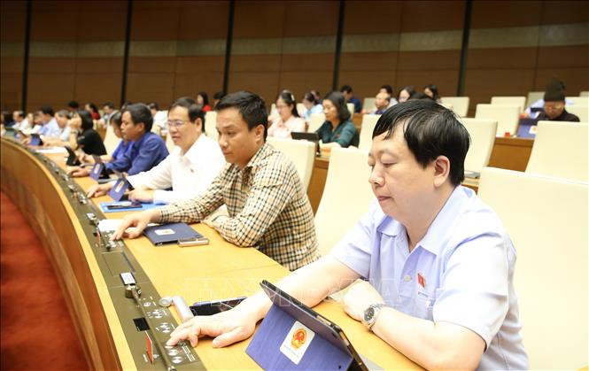 Quốc hội khóa XIV đã thông qua 72 luật, 2 pháp lệnh và nhiều nghị quyết có chứa quy phạm pháp luật. Trong đó có những đạo luật giữ vị trí, vai trò quan trọng trong hệ thống pháp luật, những luật hoặc chính sách mới lần đầu tiên được ban hành, tác động lớn, toàn diện đến đời sống kinh tế - xã hội, đáp ứng đòi hỏi của thực tiễn.