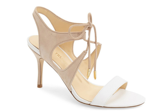 Ivanka Trump rất chú trọng thiết kế những mẫu sandal dây buộc.