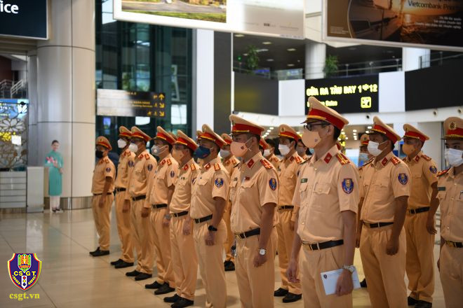 Phát biểu chỉ đạo trước khi CBCS lên đường làm nhiệm vụ, thiếu tướng Nguyễn Văn Trung, Cục trưởng Cục CSGT cho biết trước tình hình diễn biến phức tạp của dịch bệnh COVID-19, số ca nhiễm tăng cao tại các tỉnh phía Nam, mỗi cán bộ, chiến sĩ CSGT cần xác định tinh thần tiên phong trên tuyến đầu phòng, chống dịch lần này phải là pháo đài vững chắc, thực hiện nghiêm các Chỉ thị của Thủ tướng Chính phủ, lãnh đạo Bộ Công an trong công tác phòng, chống dịch bệnh COVID-19;