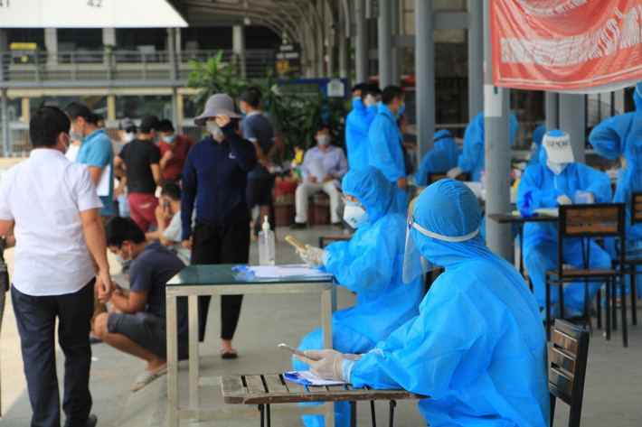 Mặc dù Hà Nội chỉ cho phép một phần diện tích của bến xe Nước Ngầm được trưng dụng làm điểm test nhanh COVID-19 cho các tài xế xe "luồng xanh" do Bệnh viện Nam Thăng Long (Cục Y tế GTVT) tổ chức, song gần 1 tháng nay, có hàng trăm xe tải chở hàng hoá tập kết trái phép tại bến xe Nước Ngầm, không đảm bảo các điều kiện giãn cách và an toàn phòng chống dịch.