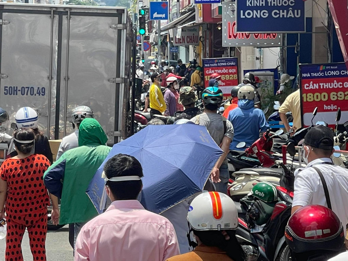 Mặc dù TP. HCM đang giãn cách những người dân đổ ra đường khá đông, tập trung đông người để chờ mua thuốc và thực phẩm.