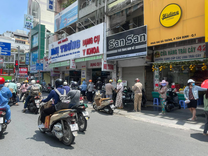 Dòng người đổ ra đường như không hề có sự tồn tại của dịch COVID-19.