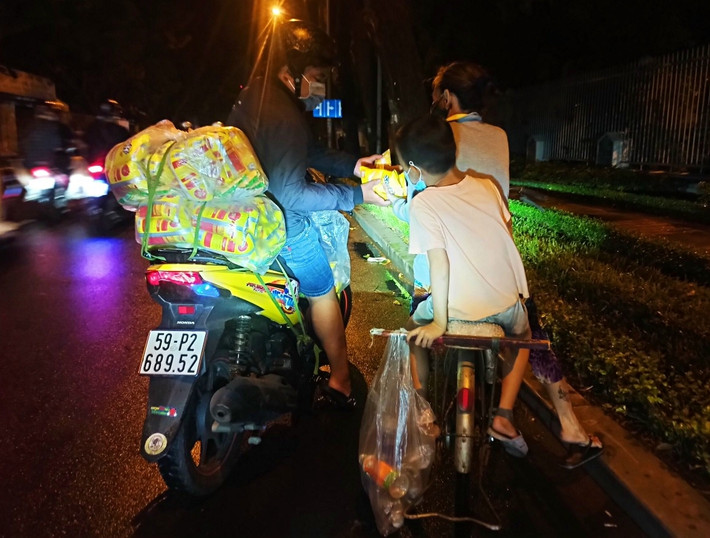 Việc lang thang ngoài đường phố và chờ đợi đồ tiếp tế, từ thiện của những người vô gia cư đang tiềm ân nhiều nguy hiểm. Ngoài những nỗi khổ cực về thể trạng, họ còn có nguy cơ cao mắc, lây nhiễm COVID-19. (Ảnh: Vietnamnet)