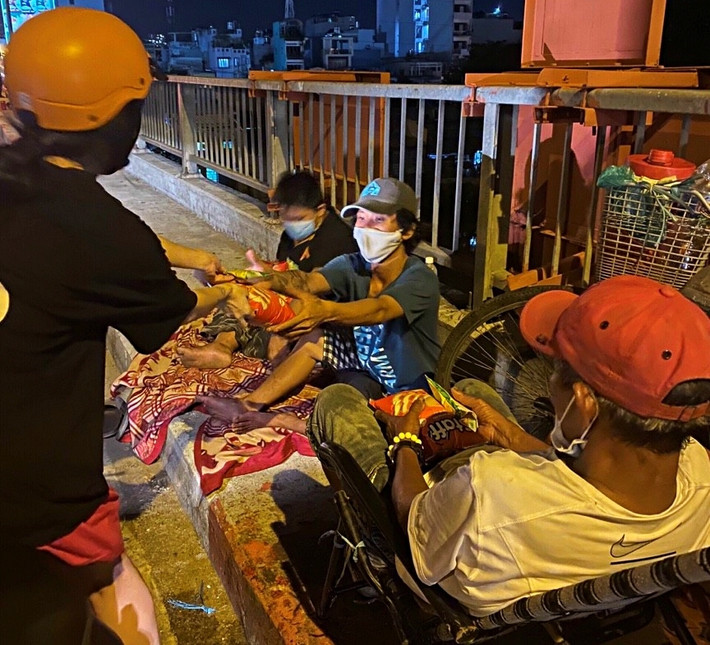 Việc quân đội, chính quyền thu dung, đưa về nơi chăm sóc sẽ giúp người vô gia cư ổn định nơi ở, được ăn no và bảo đảm sức khỏe.