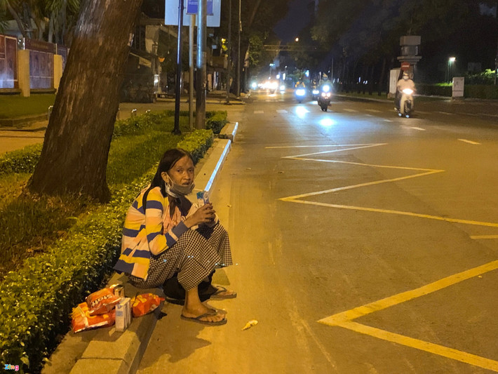 Người vô gia cư, cơ nhỡ, lang thang giữa các phố phường ở TP. HCM trong bối cảnh dịch COVID-19 hoành hành đang là vấn đề cấp thiết cần xử lý của chính quyền địa phương. Để những đối tượng này không bị bỏ lại phía sau, không bị đói khát và mắc COVID, Chính phủ và TP. HCM đã có những quyết sách thu dung. (Ảnh: Zing)