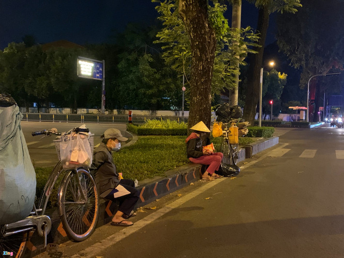 “Tôi đề nghị kiểm tra lại toàn bộ người lang thang, dứt khoát phải đưa vào nơi ổn định tạm thời trong chiến dịch này. Trong hôm nay (23/8), phải quản lý toàn bộ" - Phó thủ tướng Vũ Đức Đam yêu cầu. (Ảnh: Zing)
