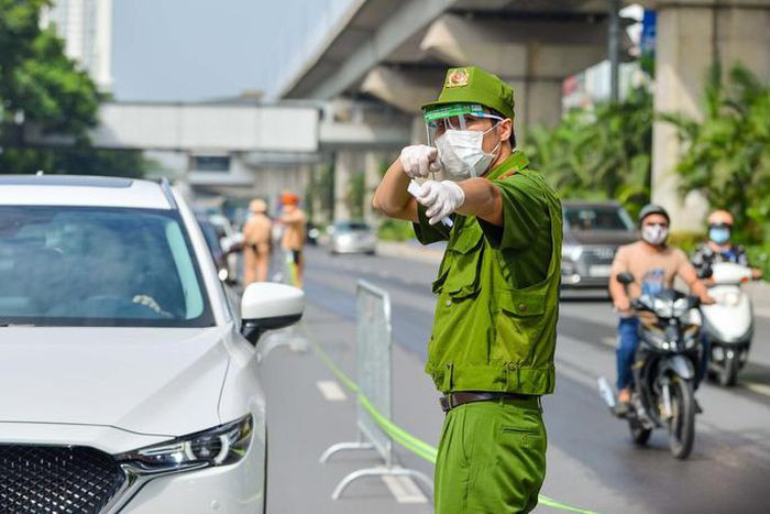 Hà Nội nghiên cứu việc cấp và sử dụng giấy đi đường: UBND TP Hà Nội giao Công an TP nghiên cứu, tham mưu UBND TP quy định rõ việc cấp và sử dụng giấy đi đường đối với từng loại hình cụ thể; hướng dẫn các cơ quan, đơn vị xác định các dấu hiệu nhận diện đối với cán bộ, công chức, người lao động của cơ quan, đơn vị, tổ chức khi tham gia lưu thông.