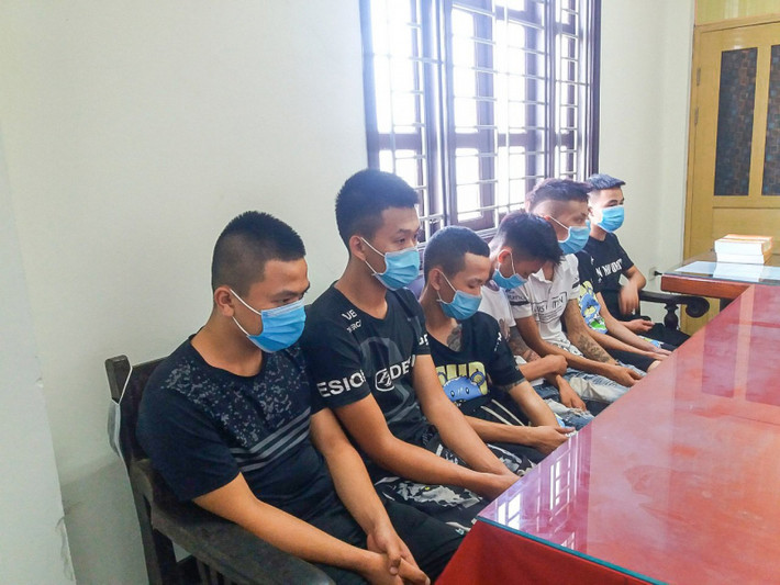 Băng cướp "tuổi teen" chuyên chặn xe cướp tài sản: Công an TP Nam Định ra quyết định tạm giữ hình sự đối với Bùi Anh Tuấn, Nguyễn Như Hiếu, Lê Huỳnh Đức, Vũ Tiến Thăng, Vũ Thế Anh về hành vi “cướp tài sản”. Trước đó, 5 thanh niên điều khiển 2 xe mô tô không có BKS chặn xe, dí dao vào cổ, cướp điện thoại Iphone 6 trên địa bàn. Mở rộng điều tra, công an bắt giữ thêm 7 thanh thiếu niên có liên quan.