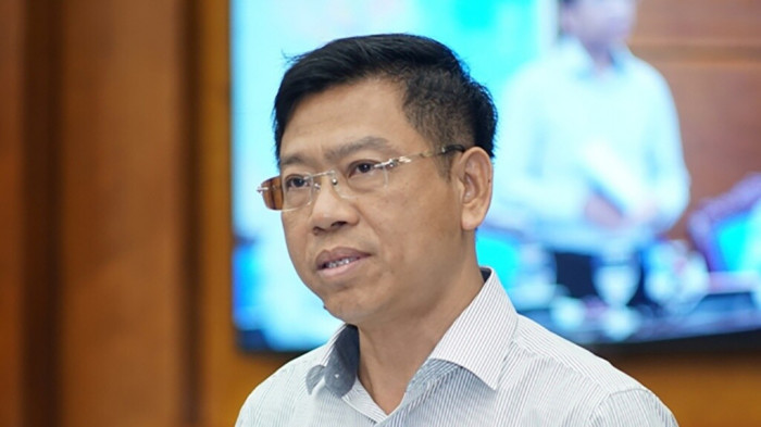 Ông cũng kinh qua các vị trí: Chuyên viên phòng Pháp chế Cảng vụ Sài Gòn (nay là Cảng vụ hàng hải TP.HCM); Trưởng phòng Pháp chế, Cảng vụ hàng hải TP.HCM; Phó giám đốc Cảng vụ hàng hải TP.HCM.