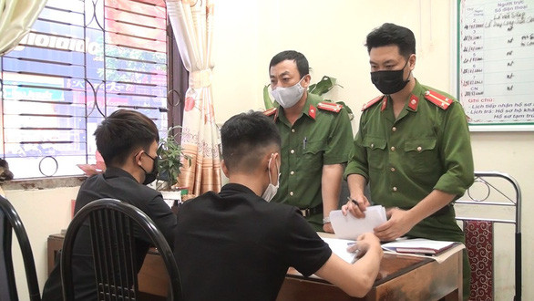 Đột nhập khu cách ly giữa đêm để thăm bạn gái đang là F1: Đêm 26/5, Chinh và Lương trèo vào khu cách ly tập trung COVID-19 tại tiểu khu 1, thị trấn Thuận Châu (Sơn La) mục đích để gặp bạn gái của Chinh đang là F1 tại đây. Tuy nhiên, sau khi vượt rào, phát hiện tổ công tác của thị trấn làm nhiệm vụ tại khu cách ly phát hiện bắt giữ.