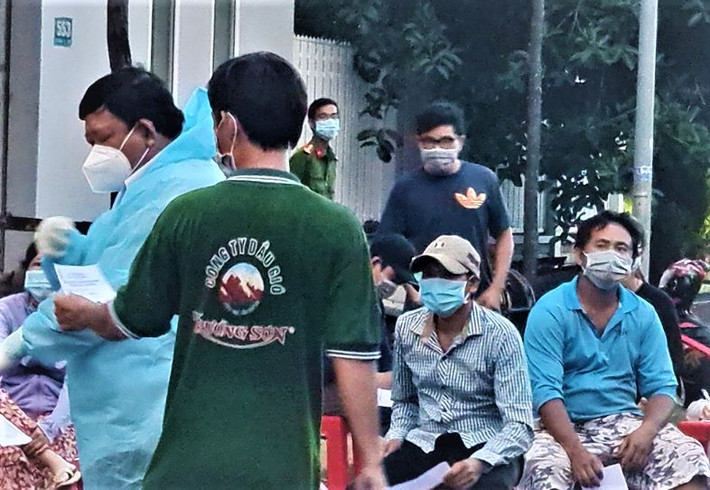 Đi thăm "bạn gái", lái xe luồng xanh bị phát hiện dương tính COVID-19: Ngày 23/8, Trung tâm Kiểm soát bệnh tật (CDC) tỉnh Sóc Trăng ghi nhận một tài xế xe tải luồng xanh N.T.H. (SN 1965, TP Sóc Trăng) dương tính COVID-19. Trước đó, tài xế này bị Cảnh sát nhắc nhở khi đậu xe tải trước nhà bạn gái 50 tuổi ở xã An Hiệp, huyện Châu Thành. Sau 2 lần test nhanh dương tính, ông H. có kết quả dương tính với SARS-CoV-2.
