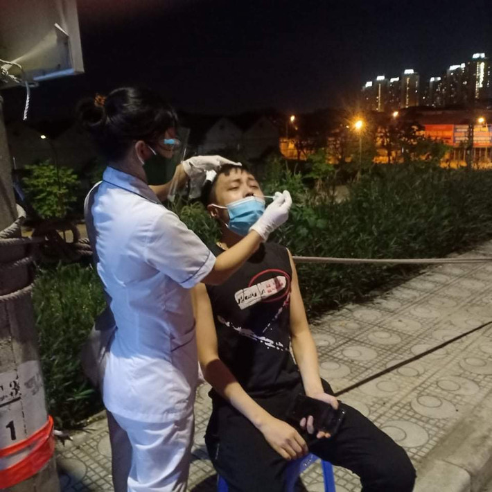 Lên Hà Nội thăm bạn gái, 2 thanh niên không giấy đi đường bị phạt 4 triệu đồng: Ngày 20/8, Tổ công tác tại chốt kiểm soát huyện Gia Lâm (Hà Nội) phát hiện L. M. D. điều khiển xe máy, chở sau là anh L. Q. H. Quá trình kiểm tra, D. và H. không xuất trình được giấy đi đường, phiếu test COVID-19. Trình bày lý do vi phạm, L. M. D. nói đang lên thăm bạn gái ở địa bàn huyện Gia Lâm.