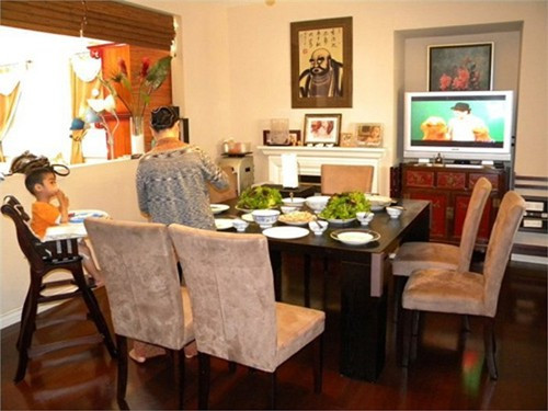 Nhìn chung, bên trong ngôi nhà không quá cầu kỳ nhưng tiện nghi. Cách bày trí cũng rất “Việt Nam”, hướng đến sự quây quần, gần gũi ấm cúng.