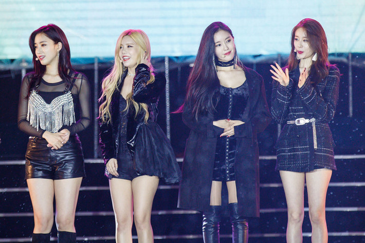 Tối 4/11, concert của nhóm nhạc T-ara là một trong những sự kiện giải trí được khán giả quan tâm, bên cạnh bán kết Hoa hậu Hoàn vũ Việt Nam, chung kết Hoa hậu Trái đất. Sự kiện diễn ra tại sân vận động Phú Thọ (TP.HCM).