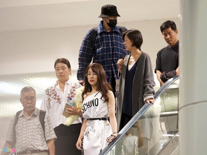 So Ji Sub vừa đáp chuyến bay từ Hàn Quốc đến sân bay Tân Sơn Nhất. Anh đến Việt Nam để tham dự sự kiện của Diệp Lâm Anh. Nữ diễn viên cùng bạn trai đã có mặt để đón tài tử.