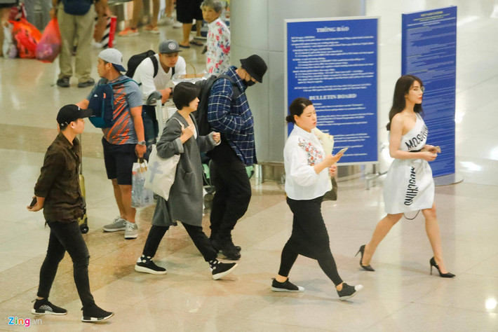 Giống như trên phim, ngoài đời So Ji Sub cũng lạnh lùng. Anh xuất hiện chớp nhoáng, chỉ hơn 1 phút rồi đi nhanh ra xe về khách sạn. Vì đội mũ và đeo khẩu trang kín mít nên khó ai có thể nhận ra So Ji Sub.