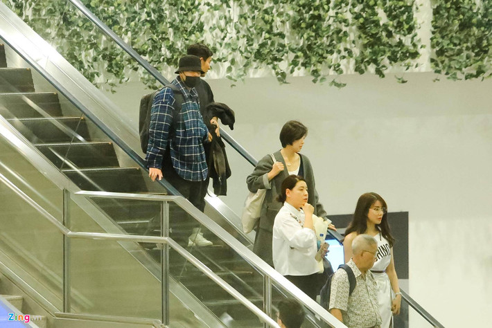So Ji Sub sang Việt Nam cùng 5 người trong ê-kíp gồm trợ lý, stylist và trang điểm...