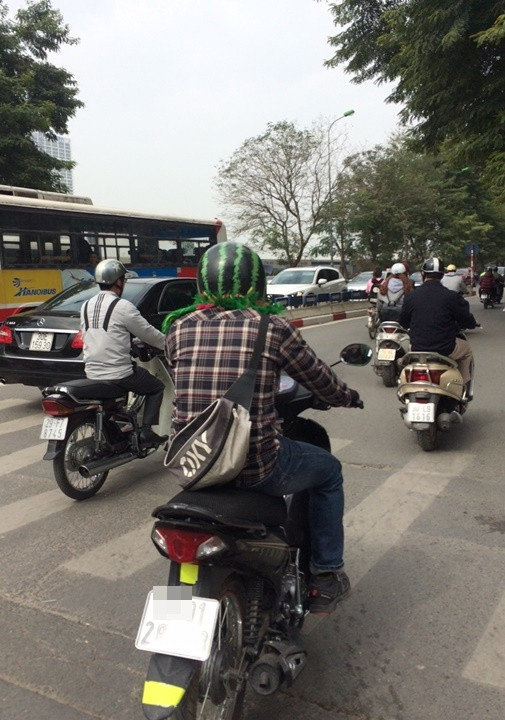 Hình ảnh của những "dị nhân đường phố" khiến người xem không khỏi xôn xao và tò mò vì phong cách quá "độc".