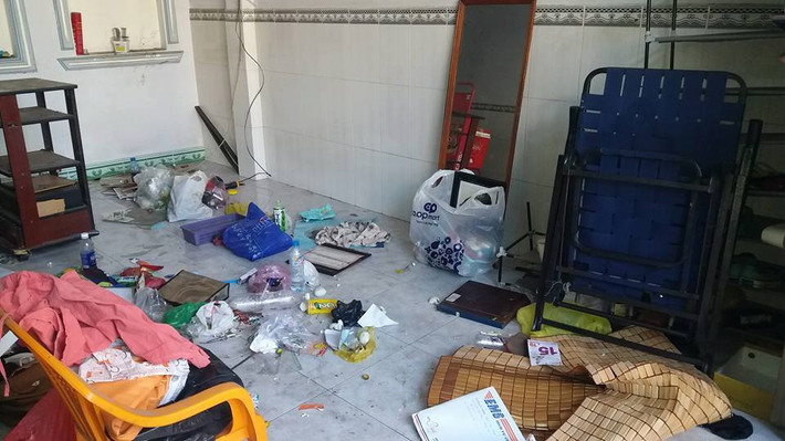 Người cho thuê nhà trong câu chuyện đang gây sốt mạng Việt cho biết: "Lần đầu tiên trong lịch sử cho thuê nhà! Bước vào nhà tao cứ ngỡ tao vào hiện trường vụ án nào đó, nhưng không. Số tao nhọ thật các mày ạ, cho thuê nhà, bà thuê bả đi đâu không về, con gái bả 2k dắt mấy con bồ về nhậu nhẹt, ăn uống các kiểu. Mà thế nào không biết, nó giỡn nhau bể kính, má chồng tao lên thu tiền nhà thấy thế má tao mới hù không cho nó ở, kêu nó dọn đi, gọi má nó mắng vốn cho một trận...
