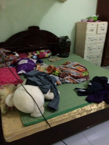 Cảnh tượng từ chăn gối, gấu bông, sách vở, gương lược cho đến quần áo, móc áo vứt lộn xộn khiến nhiều người không tin vào mắt mình đây là căn phòng của phái nữ.