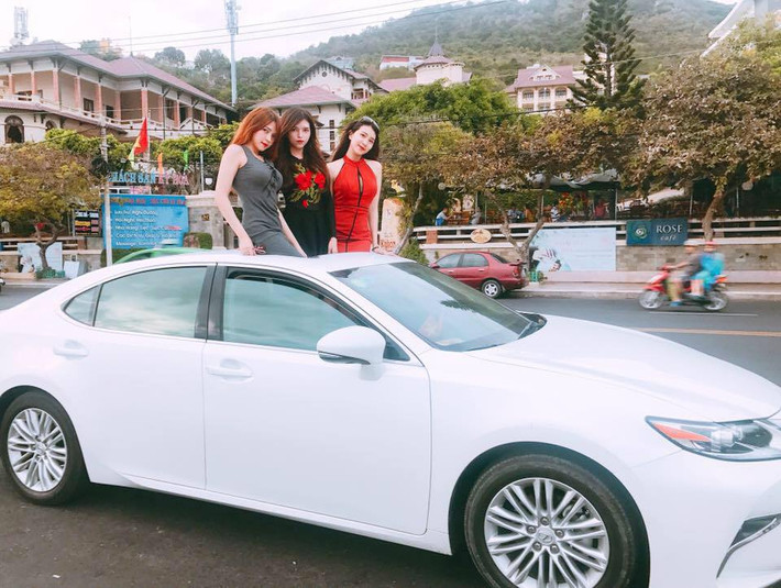Cũng rất nhanh chóng sau đó, cư dân mạng đã truy lùng ra trang cá nhân của ba chị em gái xinh đẹp này. Theo tìm hiểu, ba cô gái đang được dân mạng muốn xin làm quen này có tên Hồ Ngọc Thanh Tuyền, Hồ Ngọc Thanh Giang và Hồ Ngọc Ý Nhi, hiện đang sinh sống tại TP HCM.