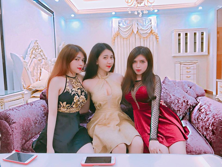 Trước bình luận cho rằng ba cô gái xuất thân trong một gia đình khá giả, đều học rất giỏi và theo nghiệp người mẫu, Ý Nhi thẳng thắn khẳng định những thông tin lan truyền là thiếu chính xác. Hai chị sinh đôi của Ý Nhi là Thanh Tuyền và Thanh Giang đã tốt nghiệp đại học và đang theo đuổi công việc kinh doanh riêng.