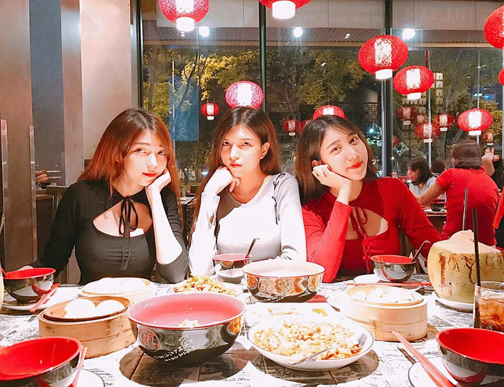 Riêng bản thân cô em út Ý Nhi cũng có một thời gian là idol trên Cctalk và làm người mẫu ảnh, nhưng hiện tại cô nữ sinh sở hữu chiều cao gần 1m70 này đang tạm dừng hết mọi công việc để tập trung cho năm học cuối cấp 3.