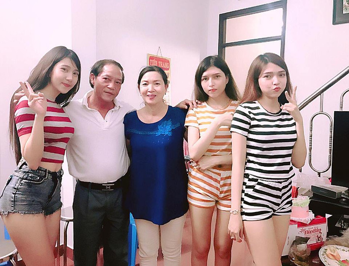 3 ngày nay, cộng đồng mạng Việt không ngừng truyền tay nhau một bức ảnh chụp gia đình "nhà có 3 nàng tiên", trong đó 3 cô con gái xuất hiện nổi bật với nước da trắng, vóc dáng cao ráo và khuôn mặt xinh đẹp giống nhau như chị em sinh ba. Ảnh: Facebook nhân vật.
