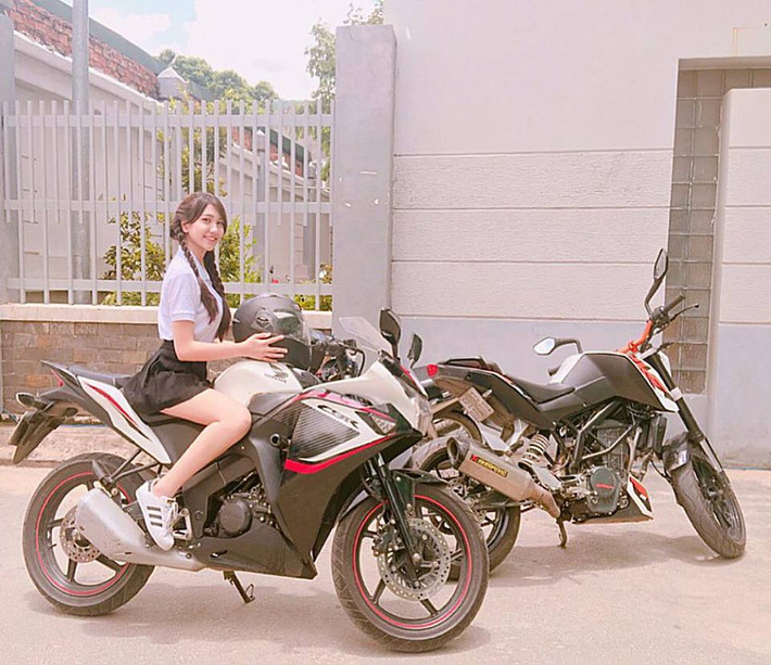 Bất ngờ nổi tiếng sau một bức ảnh chụp gia đình, trang Facebook của Ý Nhi và hai chị gái tăng vọt lượt người theo dõi.