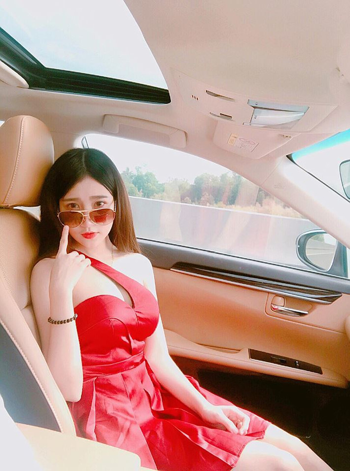 Cô em út Ý Nhi (SN 1999, lớp 12 trường Nguyễn Thượng Hiền, TP HCM) có lẽ là người nổi bật nhất trong 3 chị em. Không chỉ học giỏi, cô gái 18 tuổi còn rất năng động khi từng là idol trên Cctalk và làm người mẫu ảnh.
