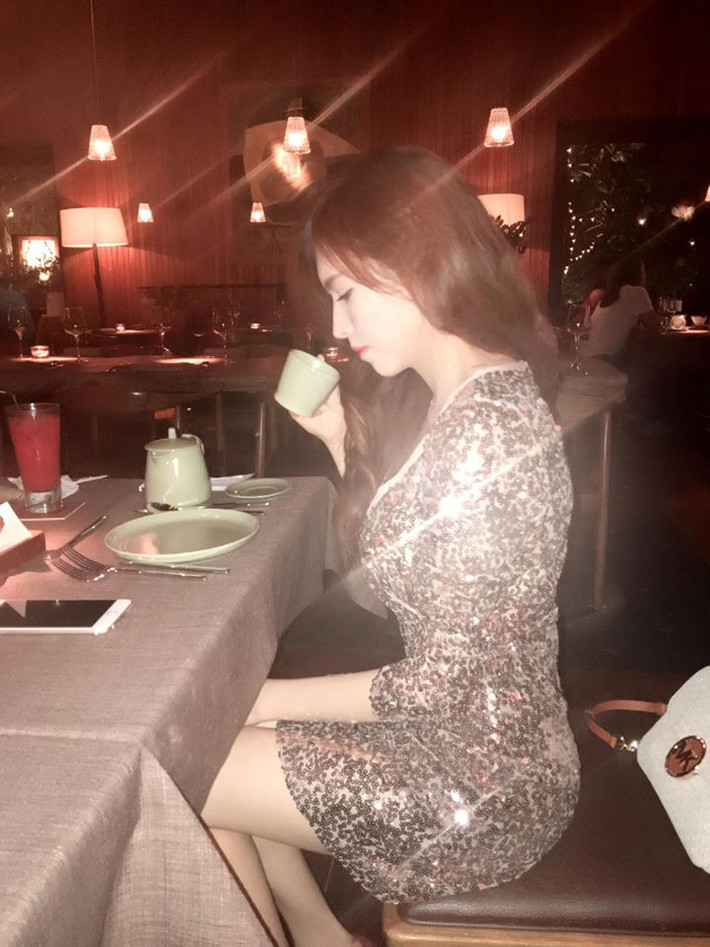 Không thiếu khoảnh khắc Thanh Giang và hai chị em gái còn lại diện trang phục lộng lẫy và đi ăn trong những nhà hàng đắt tiền. Ảnh: FBNV.
